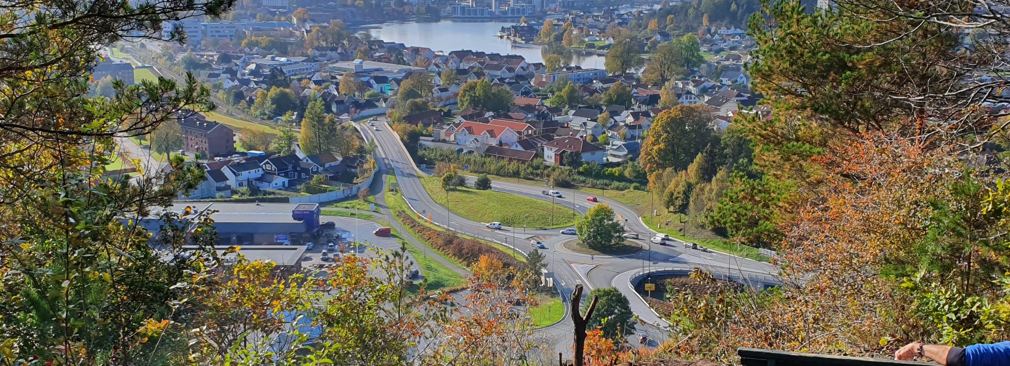 Bildet illustrerer nærheten mellom naturverdier og utbygging. Fra pressområdet Borgeåsen ved Porsgrunn.