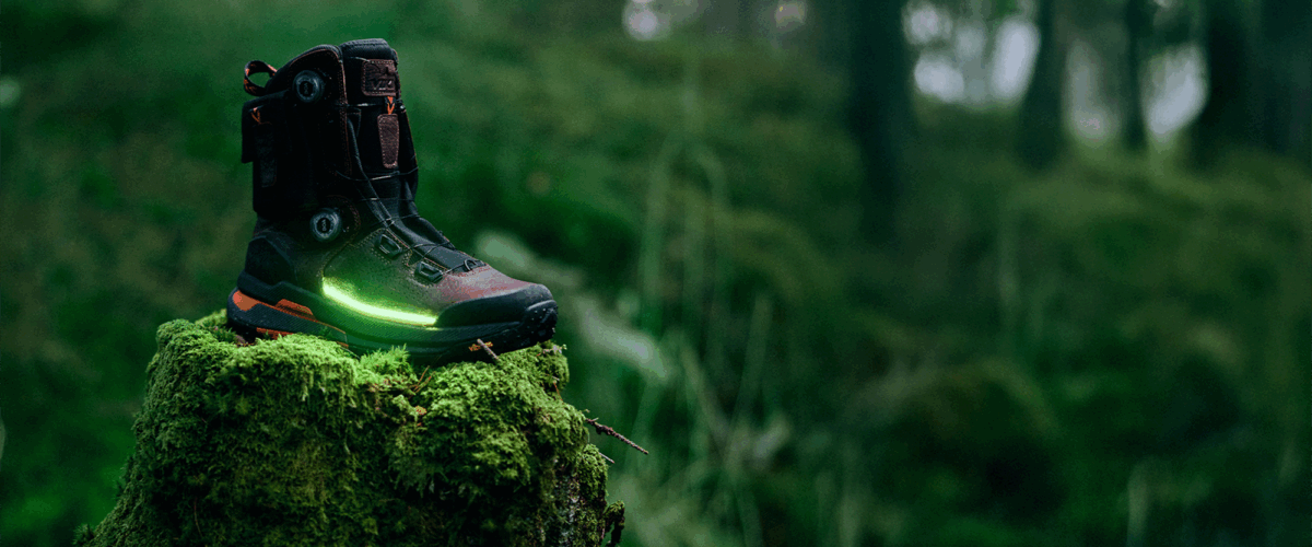 Bilde av skoen som lyser grønt når du går i naturskog.
